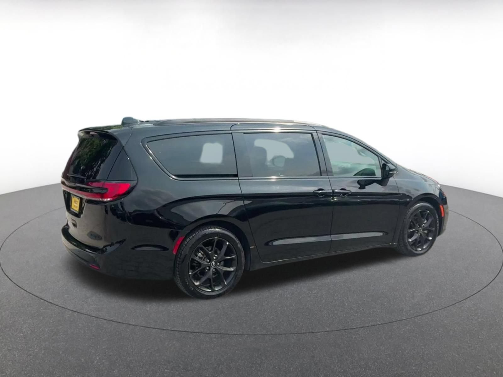Used 2025 Chrysler Pacifica Limited FWD image 14