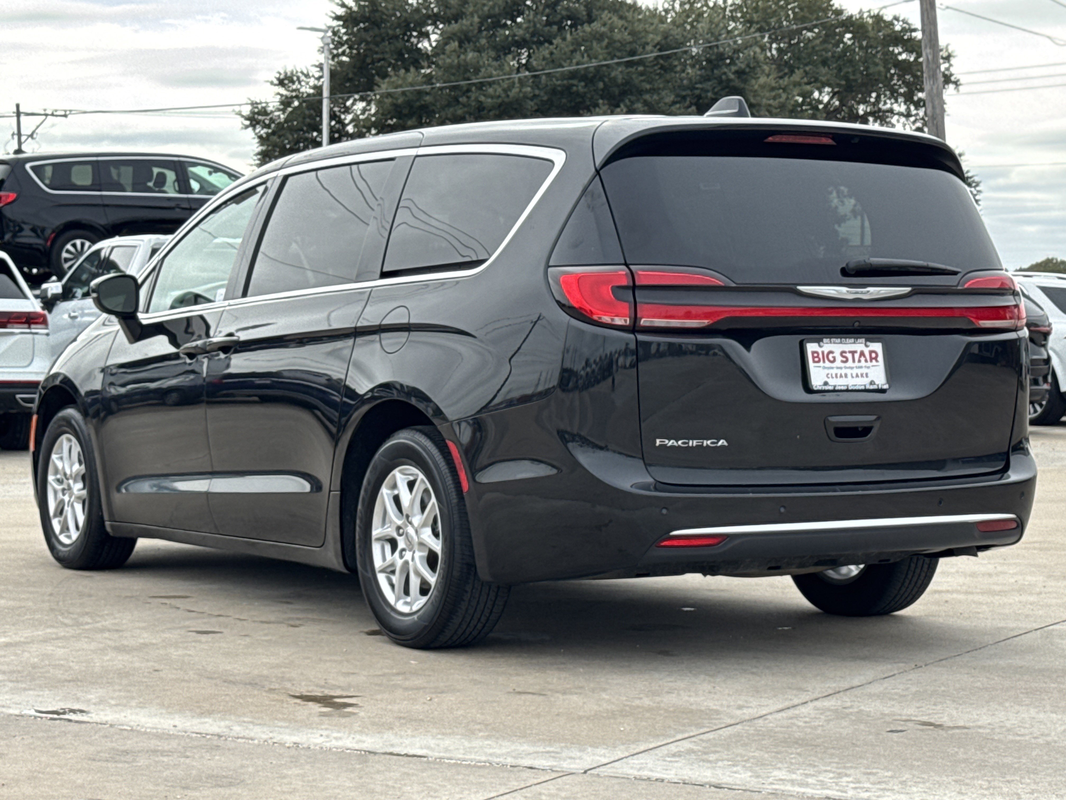 Used 2023 Chrysler Pacifica Touring-L image 9