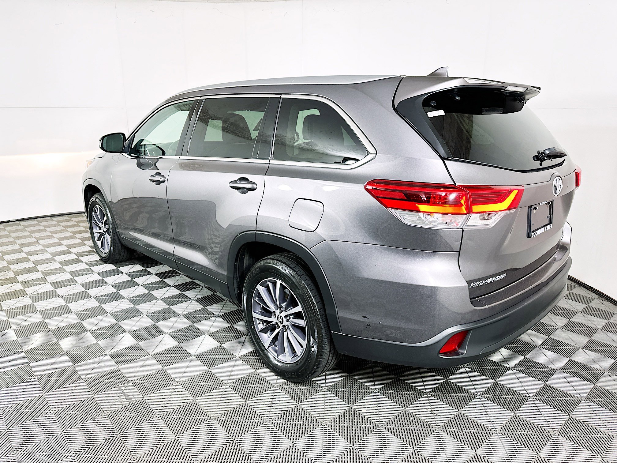 Used 2019 Toyota Highlander XLE FWD image 5