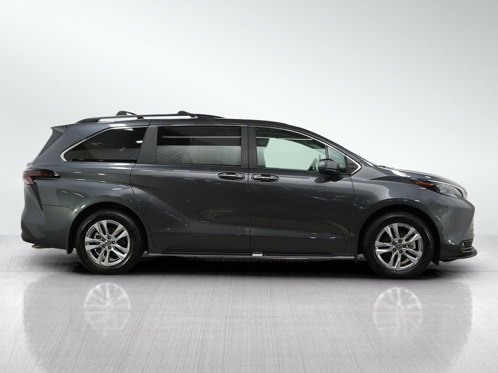 Used 2025 Toyota Sienna XLE w/ XLE Plus Package AWD/4WD image 6