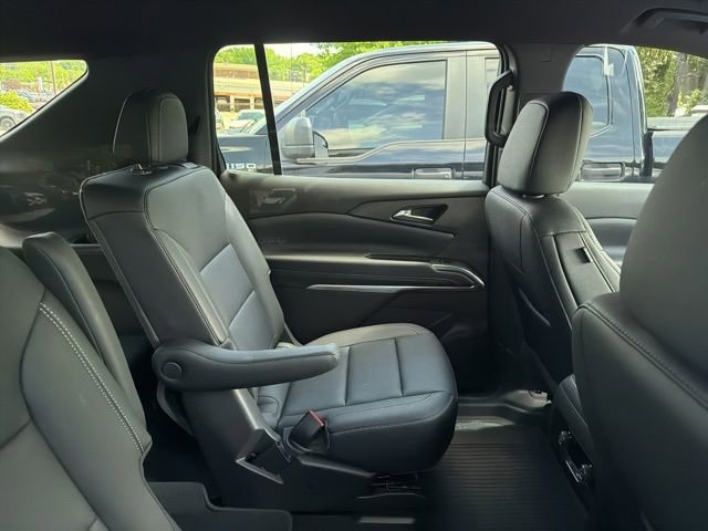 Used 2025 Chevrolet Traverse LT FWD image 14