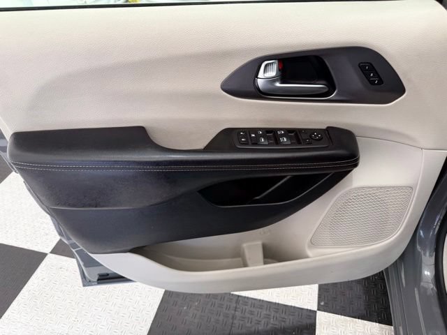 Used 2022 Chrysler Pacifica Touring-L FWD image 14
