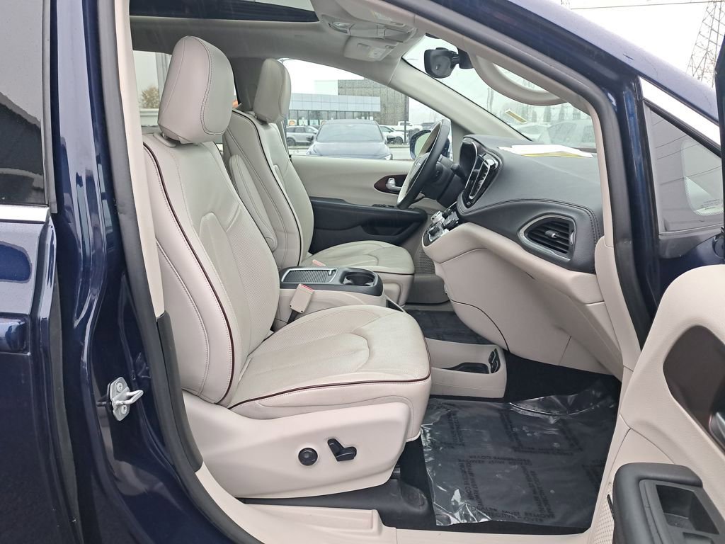 Used 2017 Chrysler Pacifica Limited image 17