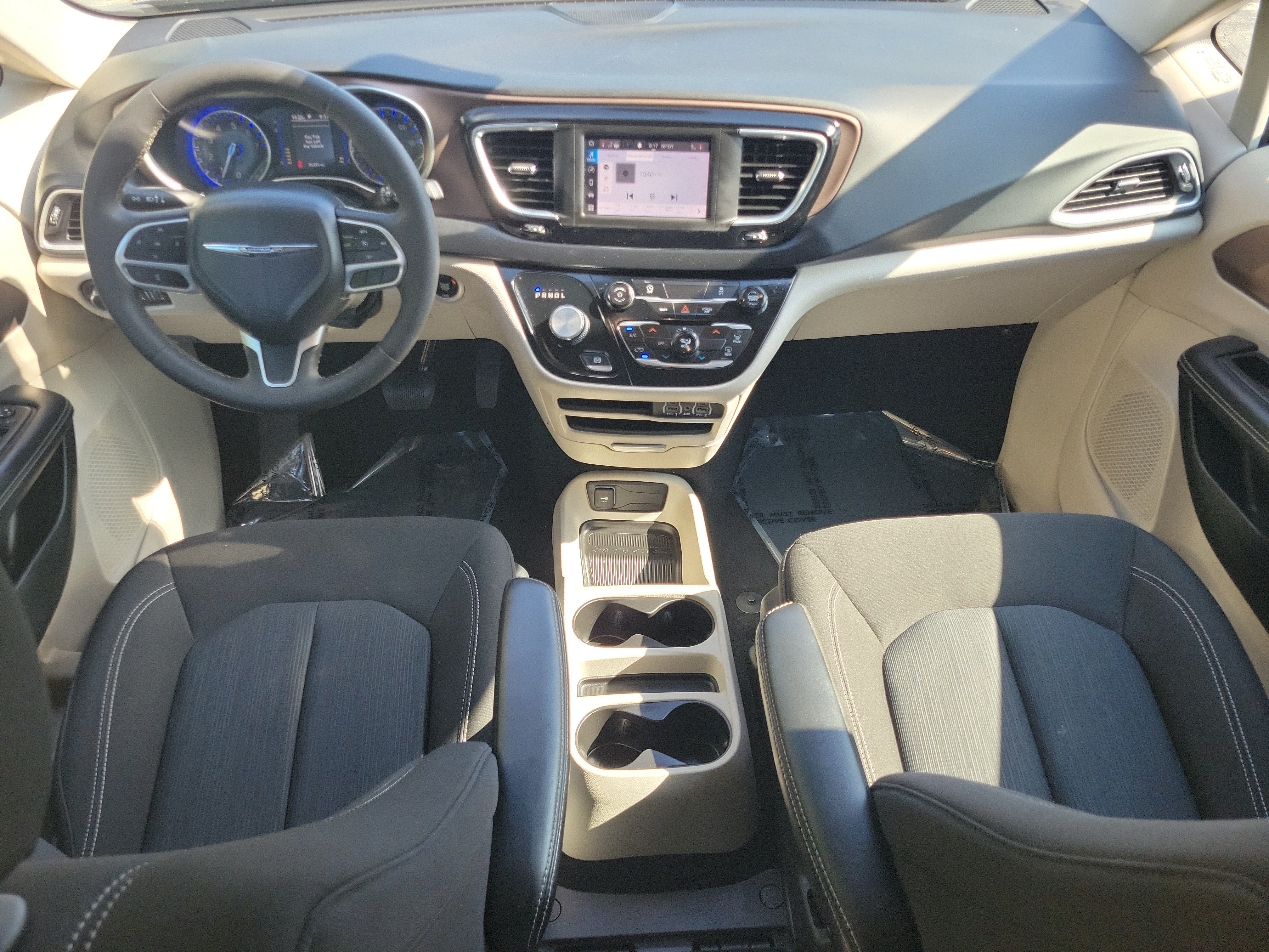 Used 2023 Chrysler Voyager LX FWD image 16