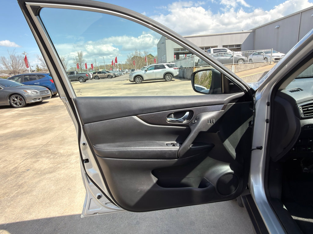 Used 2018 Nissan Rogue SV w/ Premium Package image 9