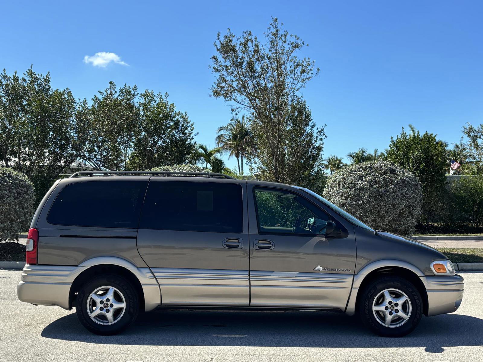 Used 2002 Pontiac Montana Extended w/ Premium Seating Pkg image 5