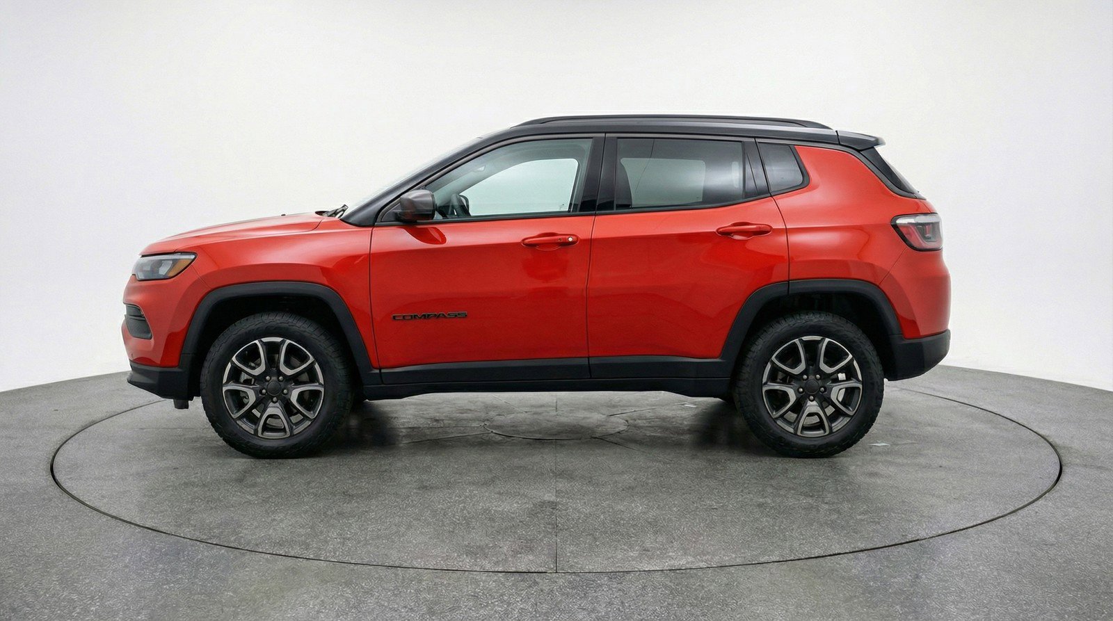 Used 2025 Jeep Compass Trailhawk image 3