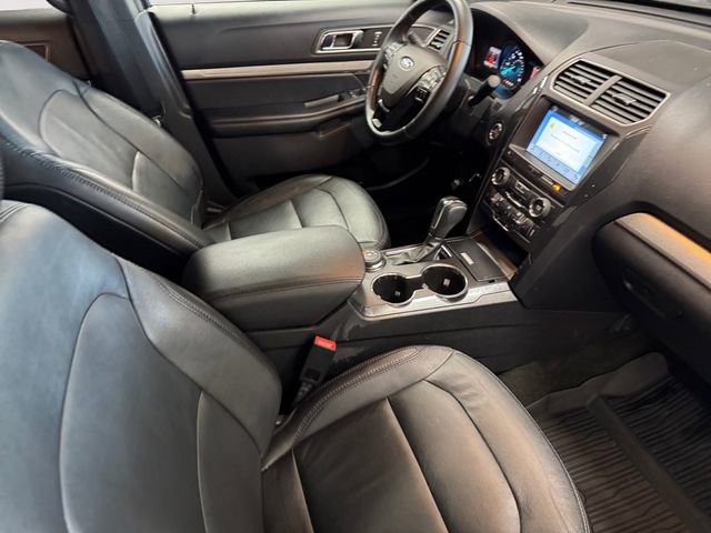 Used 2018 Ford Explorer XLT w/ Equipment Group 202A AWD/4WD image 4