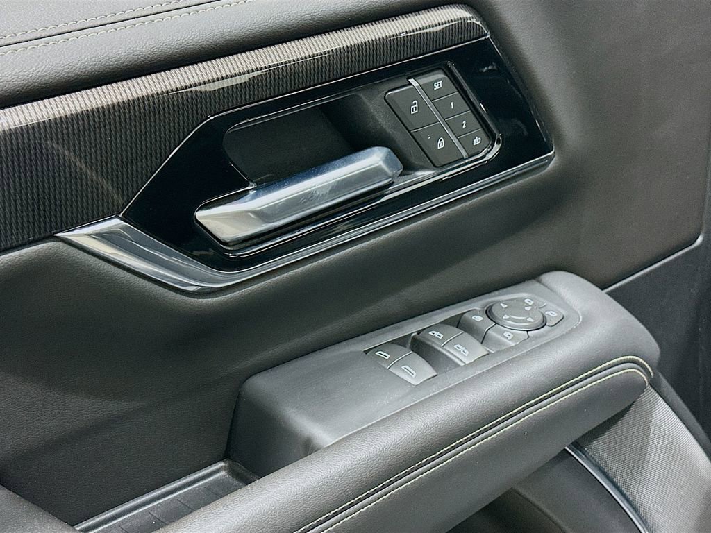 Used 2025 GMC Yukon Elevation image 18