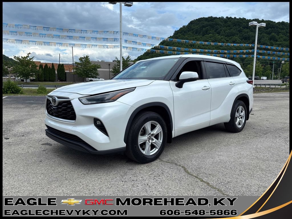Used 2023 Toyota Highlander LE AWD/4WD image 1