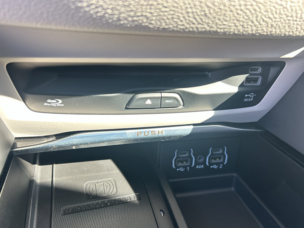 Used 2023 Chrysler Pacifica Limited w/ Uconnect Theater Family Group FWD image 25