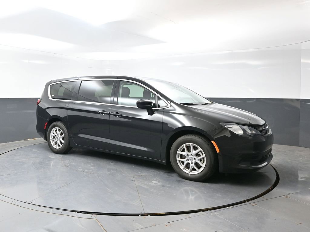 Used 2023 Chrysler Voyager LX FWD image 5