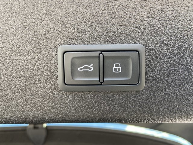 Used 2022 Audi e-tron Premium w/ Convenience Plus Package image 28