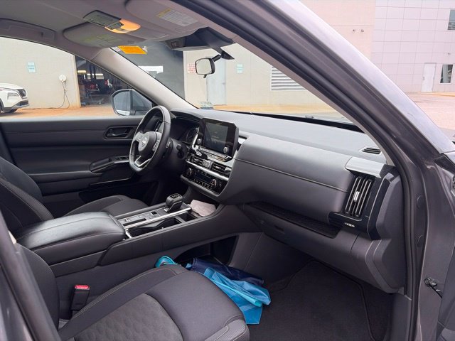 Used 2024 Nissan Pathfinder SV w/ Lighting Package (N92) FWD image 12