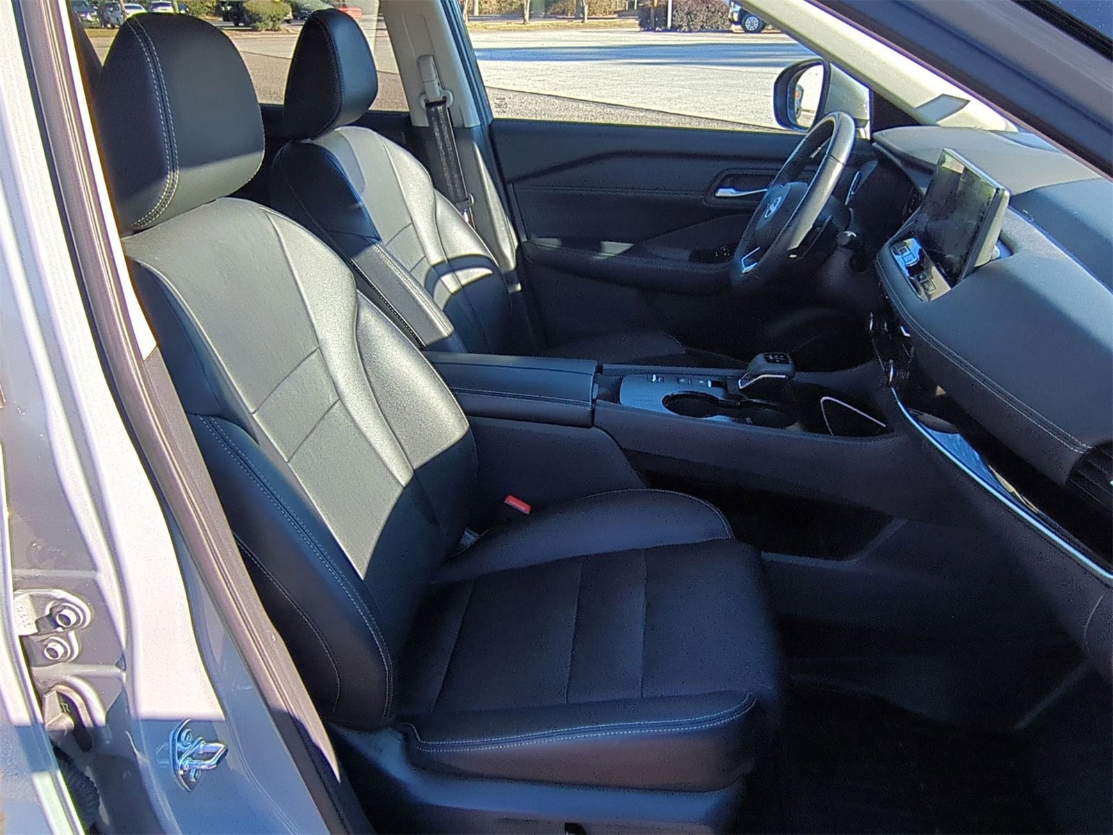 Used 2024 Nissan Rogue SL w/ SL Premium Package image 30