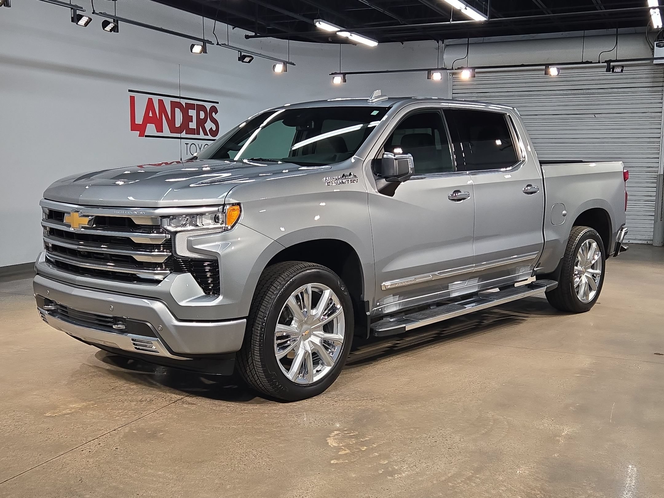 Used 2024 Chevrolet Silverado 1500 High Country w/ High Country Premium Package AWD/4WD image 3