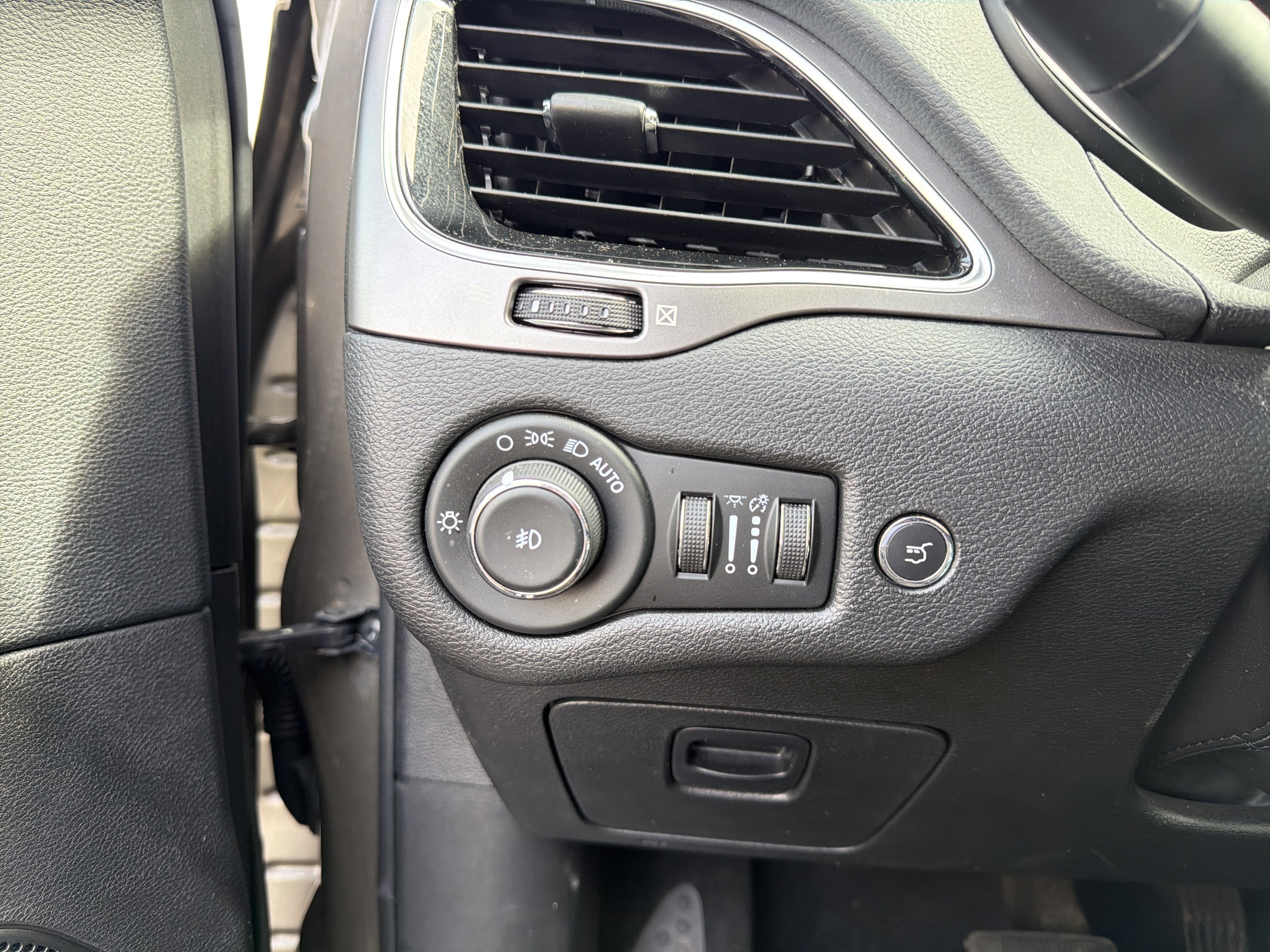 Used 2021 Jeep Cherokee Limited AWD/4WD image 16
