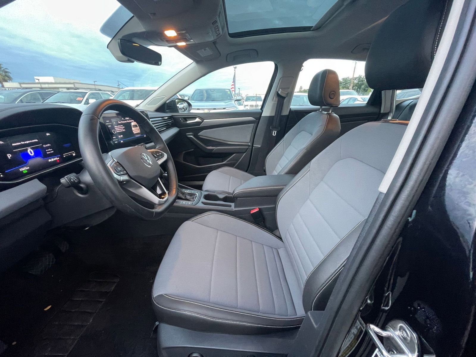 Used 2025 Volkswagen Jetta SE image 25