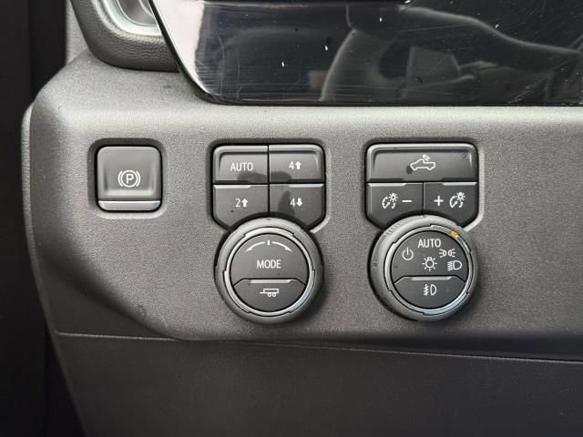 Used 2025 Chevrolet Silverado 1500 LT Trail Boss w/ Convenience Package II AWD/4WD image 21