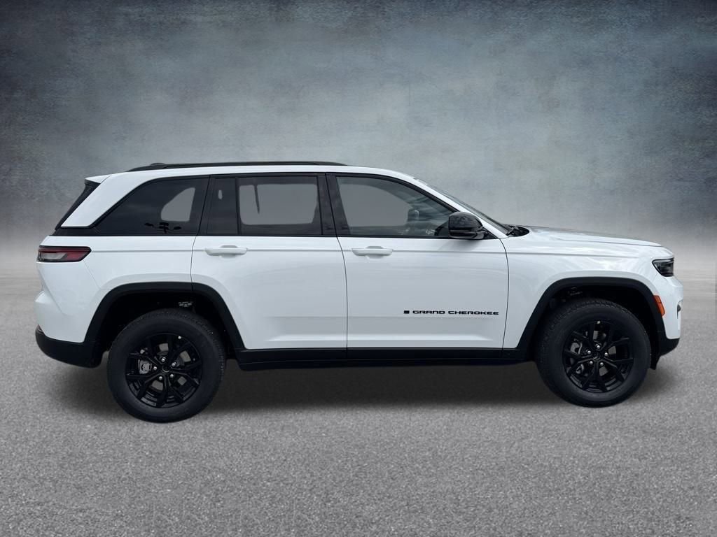 New 2025 Jeep Grand Cherokee Altitude image 4