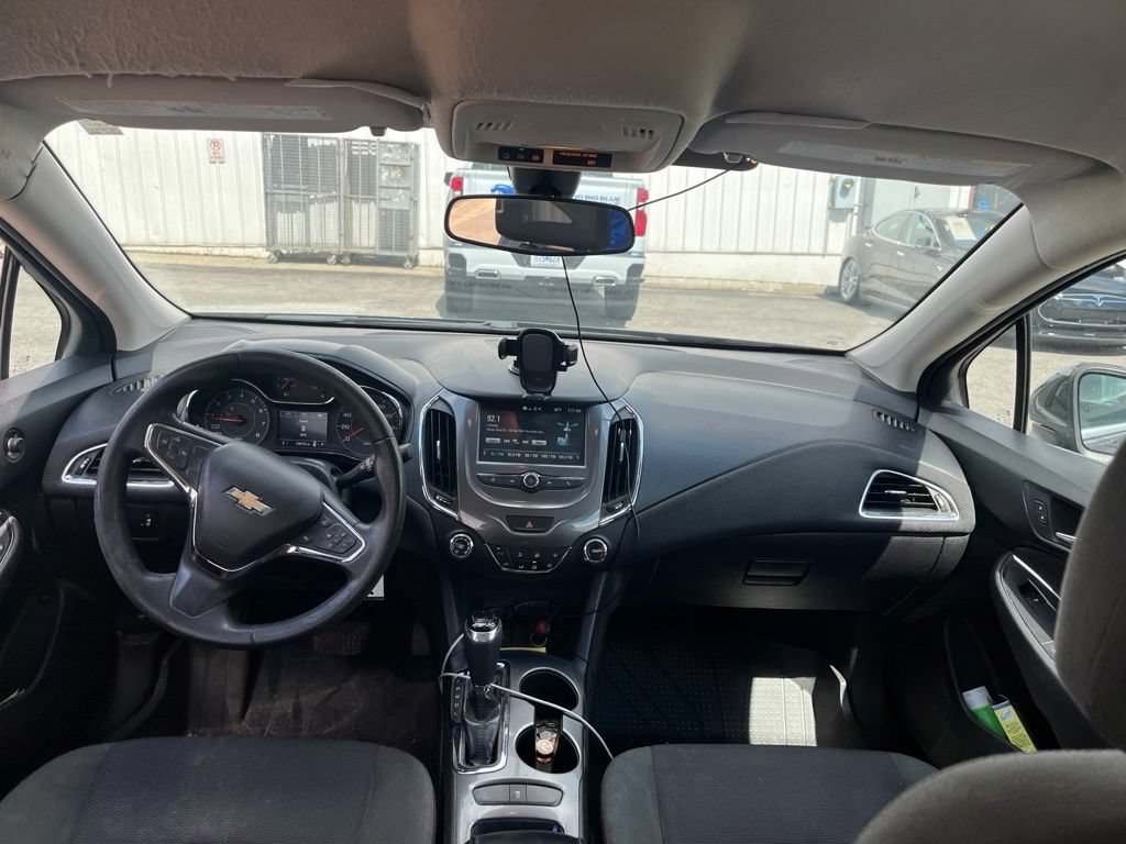Used 2017 Chevrolet Cruze LT FWD image 5