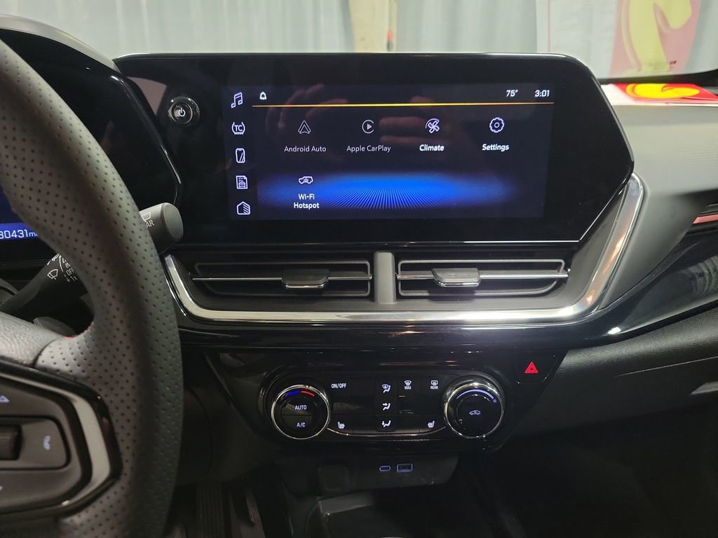 Used 2025 Chevrolet Trax RS w/ Sunroof Package image 14