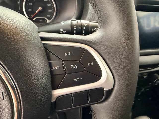 Used 2018 Jeep Renegade Latitude AWD/4WD image 33