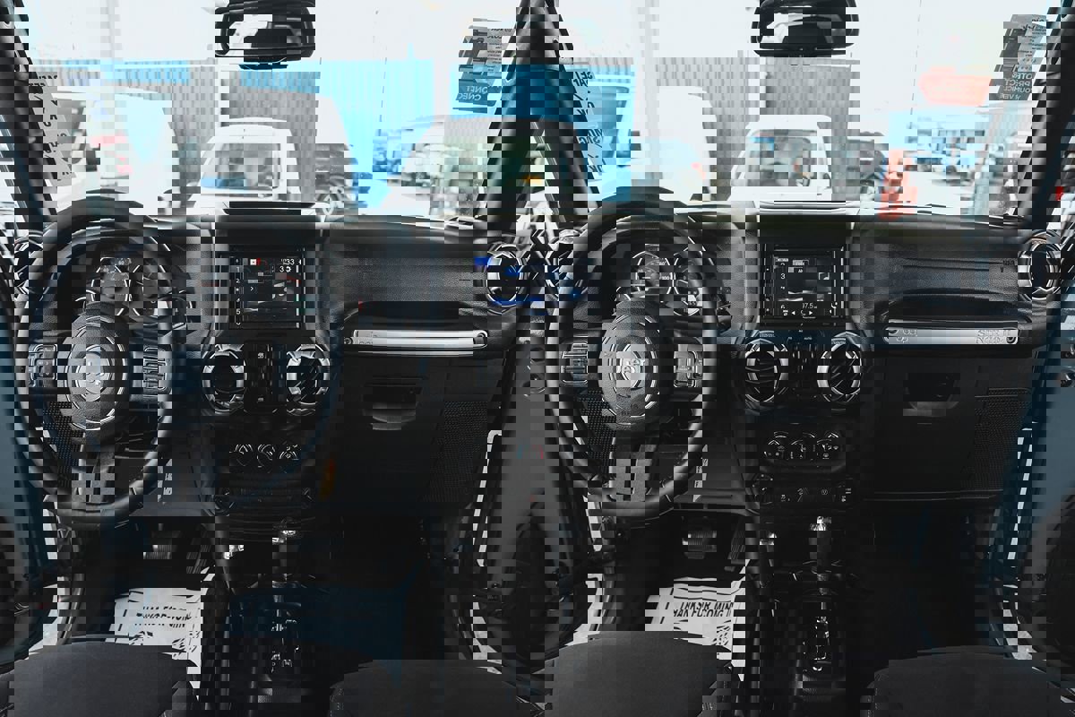 Used 2015 Jeep Wrangler Unlimited Rubicon w/ Connectivity Group image 30