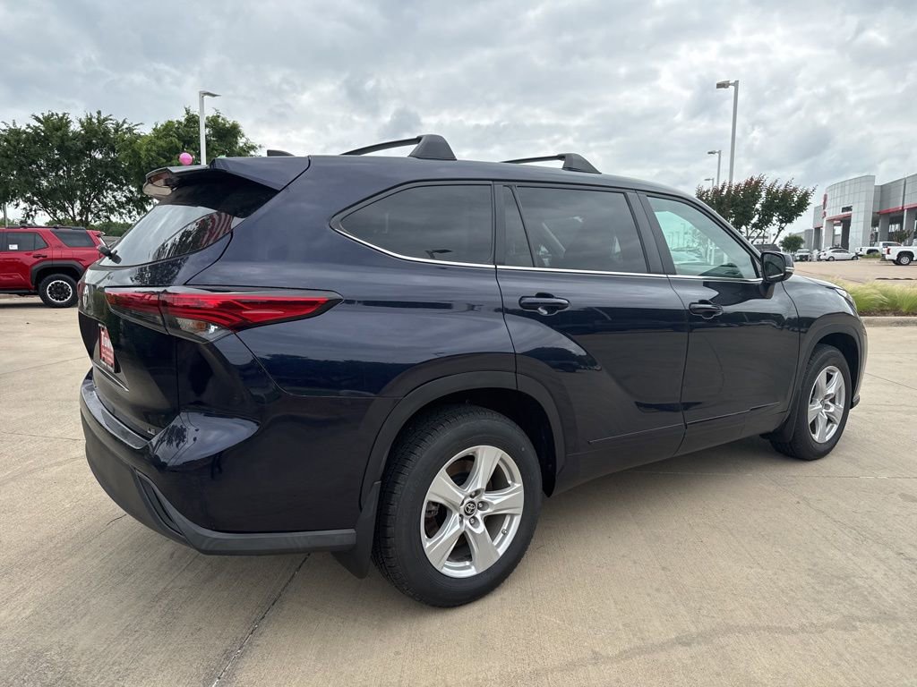 Used 2023 Toyota Highlander LE FWD image 5