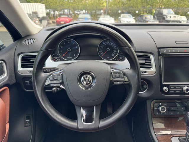 Used 2016 Volkswagen Touareg Sport AWD/4WD image 28