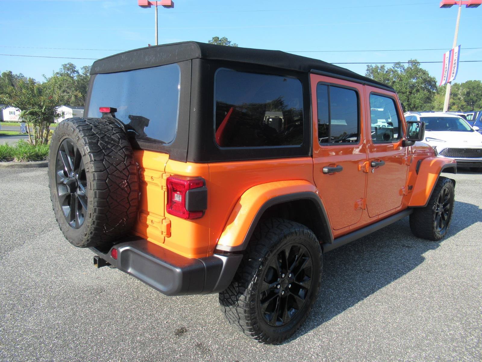 Used 2025 Jeep Wrangler Unlimited Sahara AWD/4WD image 7