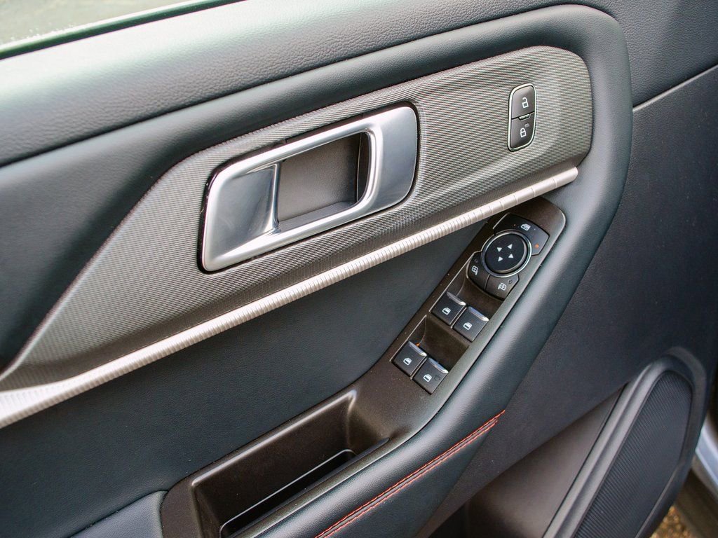 Used 2025 Ford Explorer ST-Line w/ ST-Line Street Pack image 25