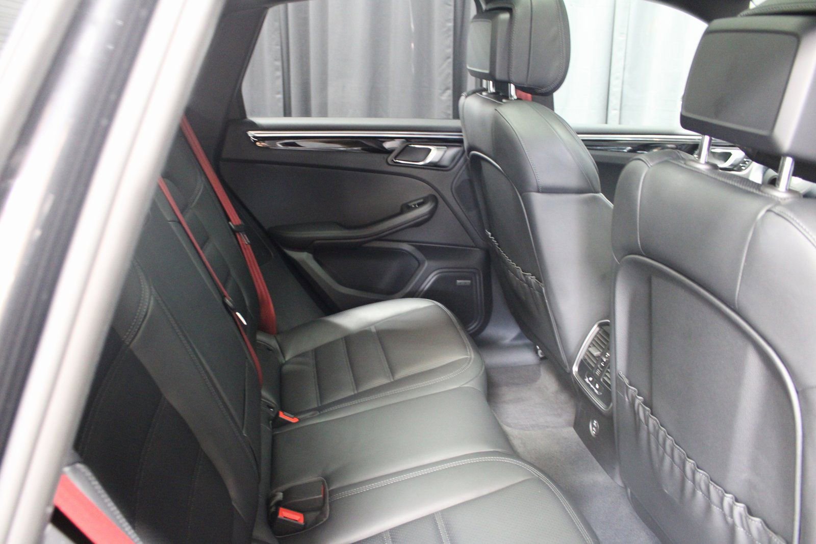 Used 2025 Porsche Macan image 34