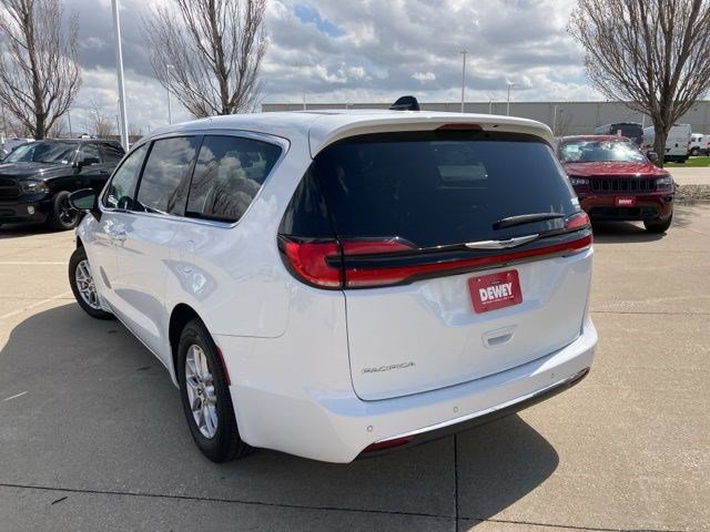 Used 2024 Chrysler Pacifica Touring-L FWD image 9