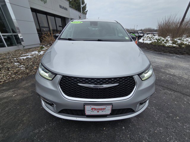 Used 2024 Chrysler Pacifica Touring-L image 9