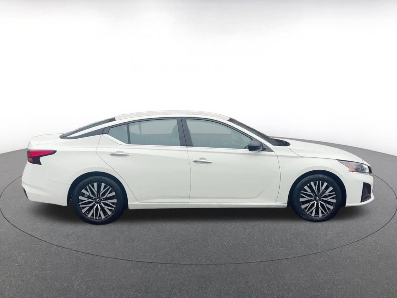 Used 2025 Nissan Altima 2.5 SV FWD image 16