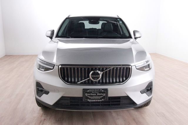 Certified 2025 Volvo XC40 B5 Core w/ Climate Package AWD/4WD image 2