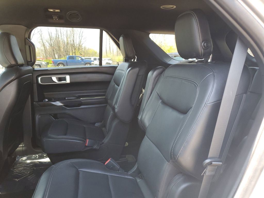 Used 2020 Ford Explorer XLT w/ Equipment Group 202A AWD/4WD image 11