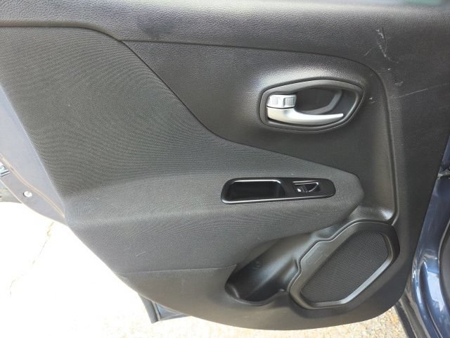 Used 2020 Jeep Renegade Latitude FWD image 25