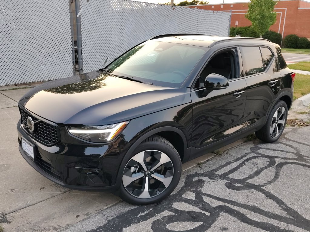 New 2026 Volvo XC40 B5 Plus w/ Protection Package Premier AWD/4WD image 2