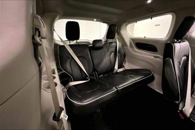 Used 2024 Chrysler Pacifica Limited image 30