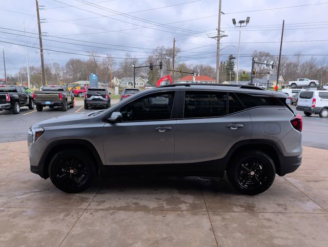 Used 2023 GMC Terrain SLE w/ Driver Convenience Package image 4