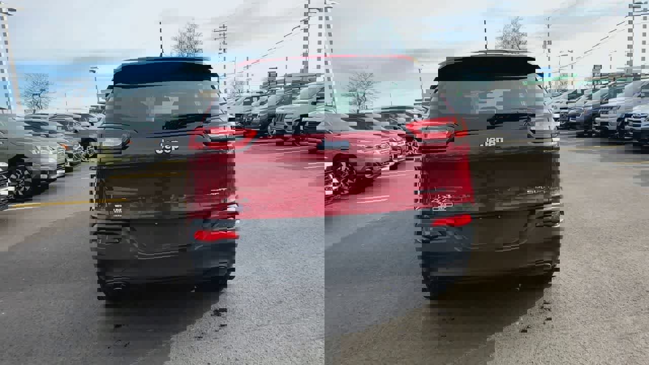 Used 2017 Jeep Cherokee Sport image 7