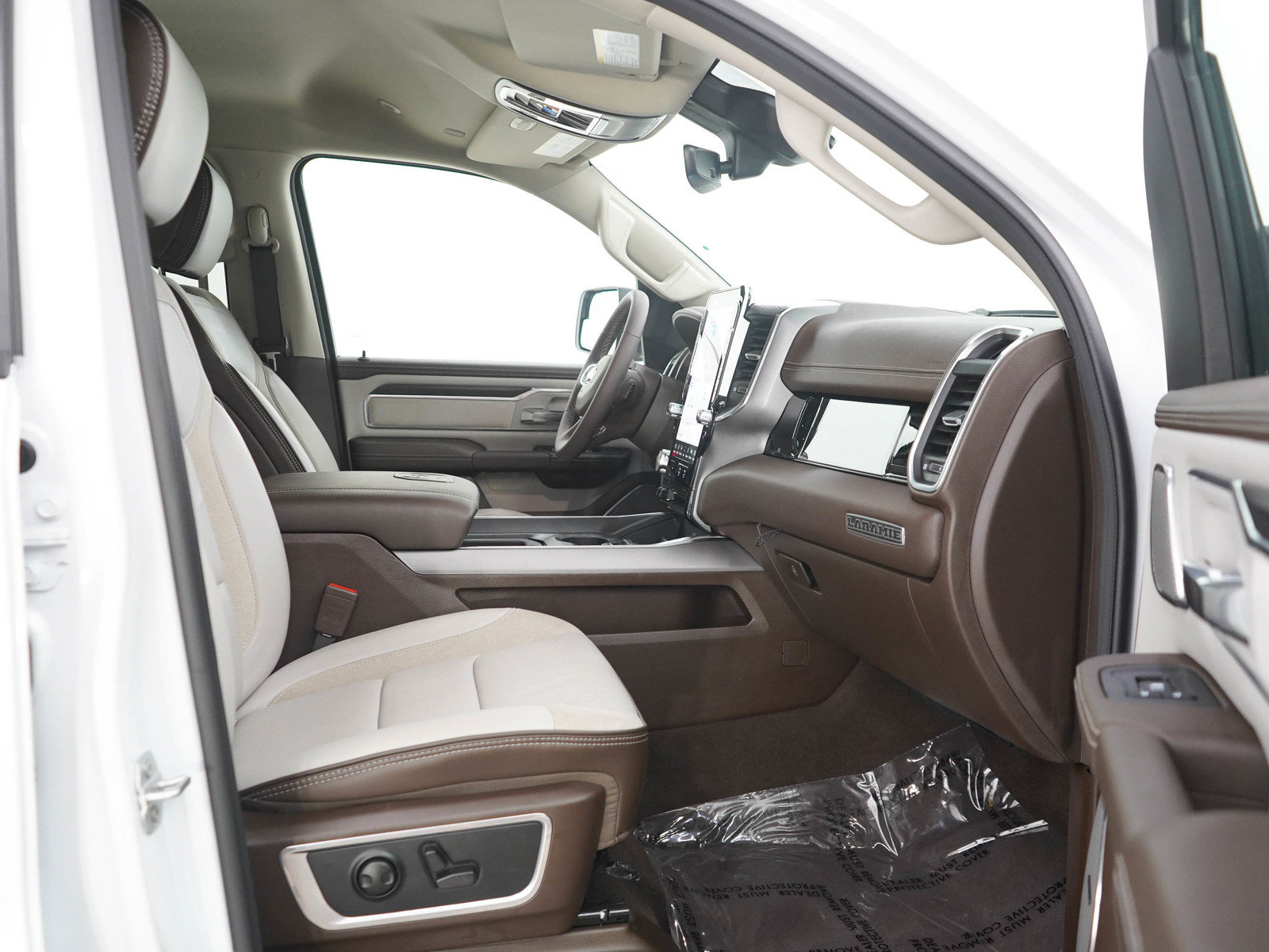 Used 2025 RAM 1500 Laramie AWD/4WD image 11