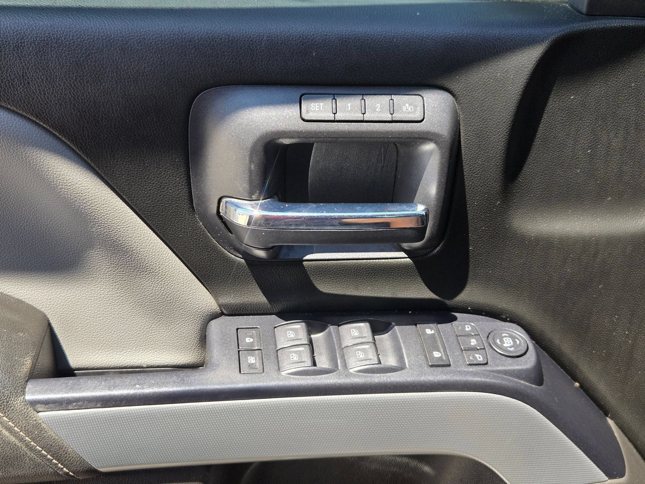 Used 2018 Chevrolet Silverado 1500 LTZ Z71 w/ LTZ Plus Package AWD/4WD image 11