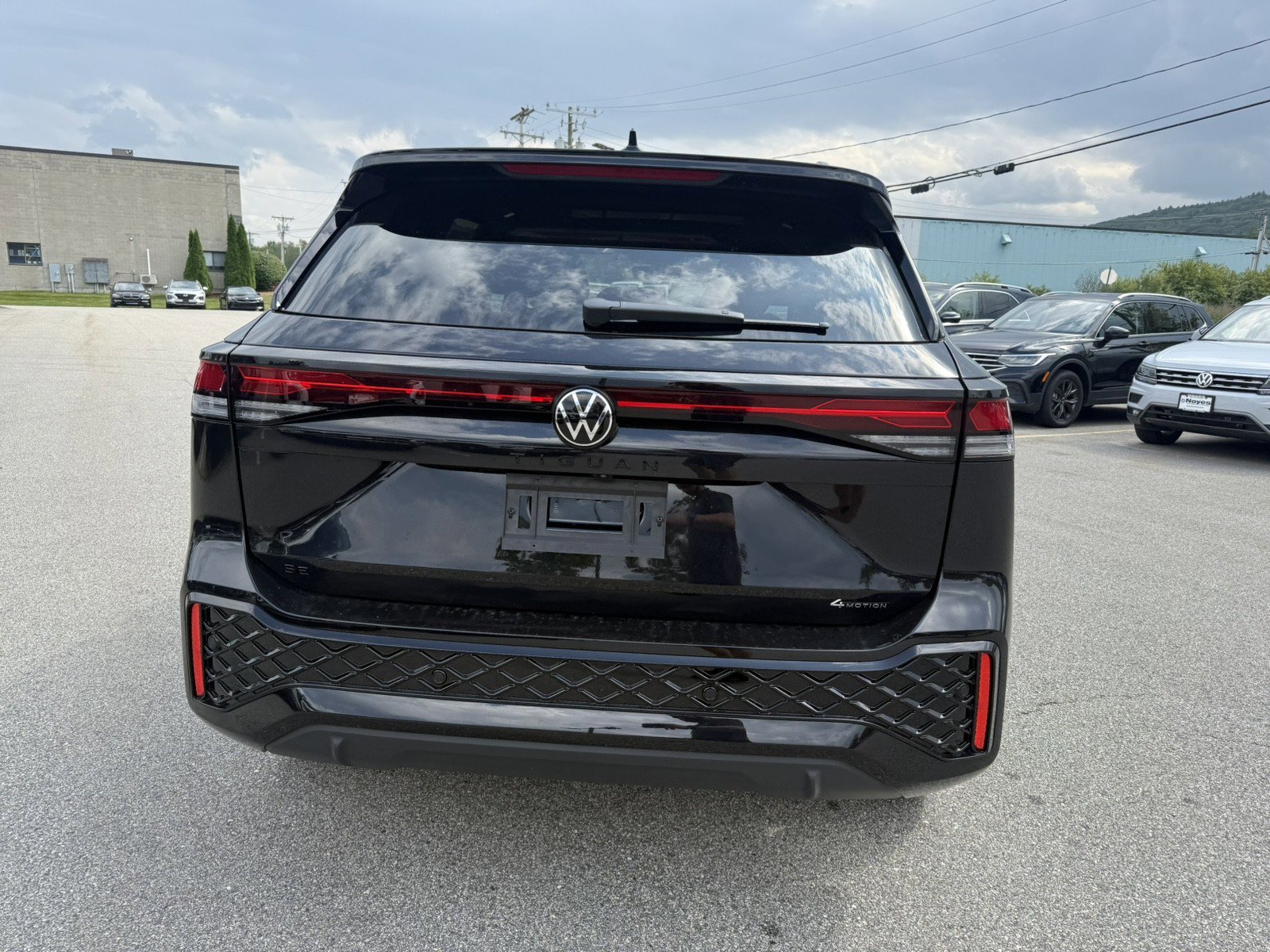 New 2025 Volkswagen Tiguan SE R-Line image 4