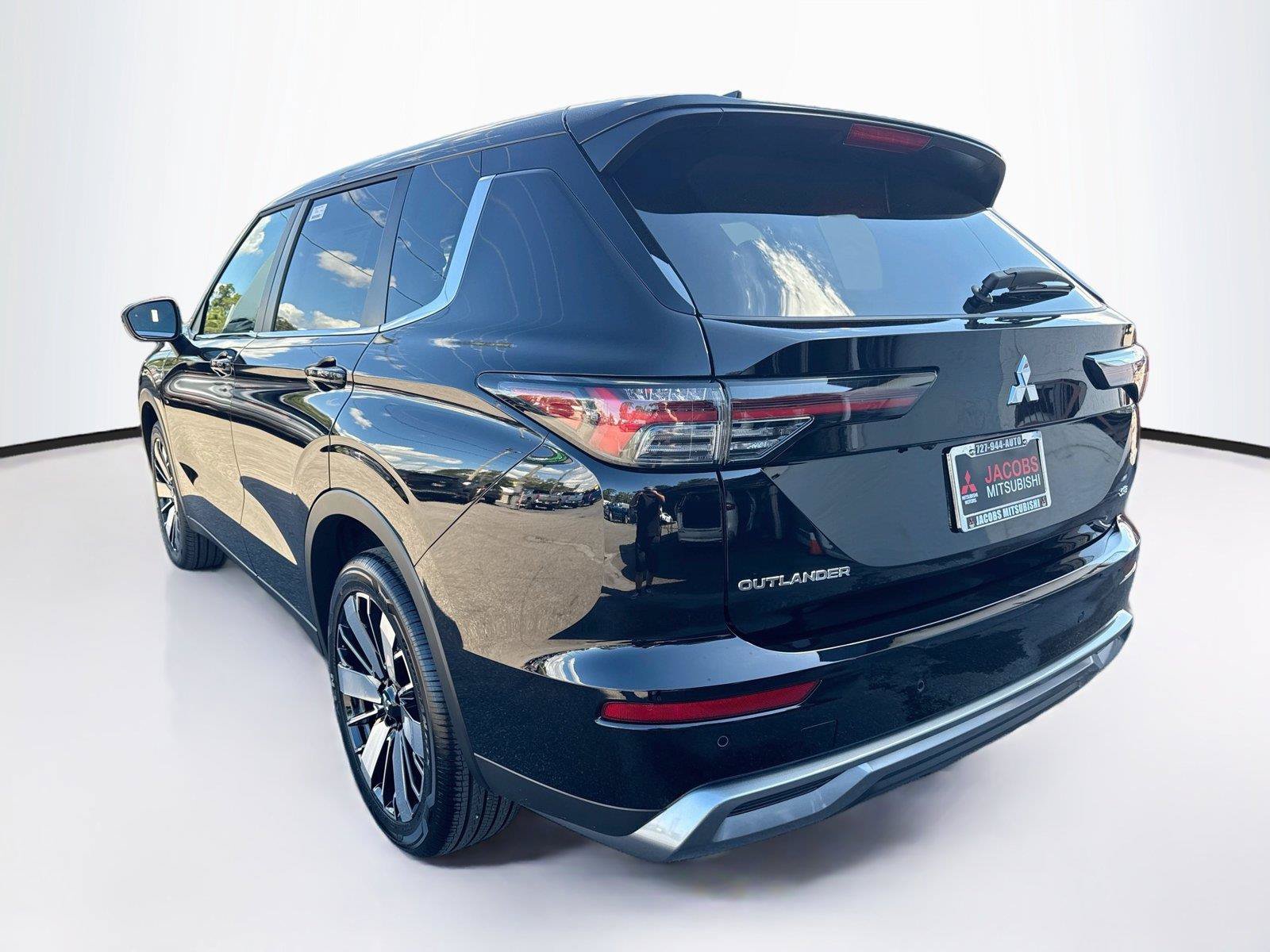 New 2026 Mitsubishi Outlander SE FWD image 3