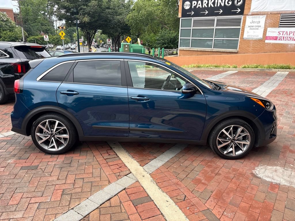 Certified 2022 Kia Niro Touring Special Edition FWD image 2