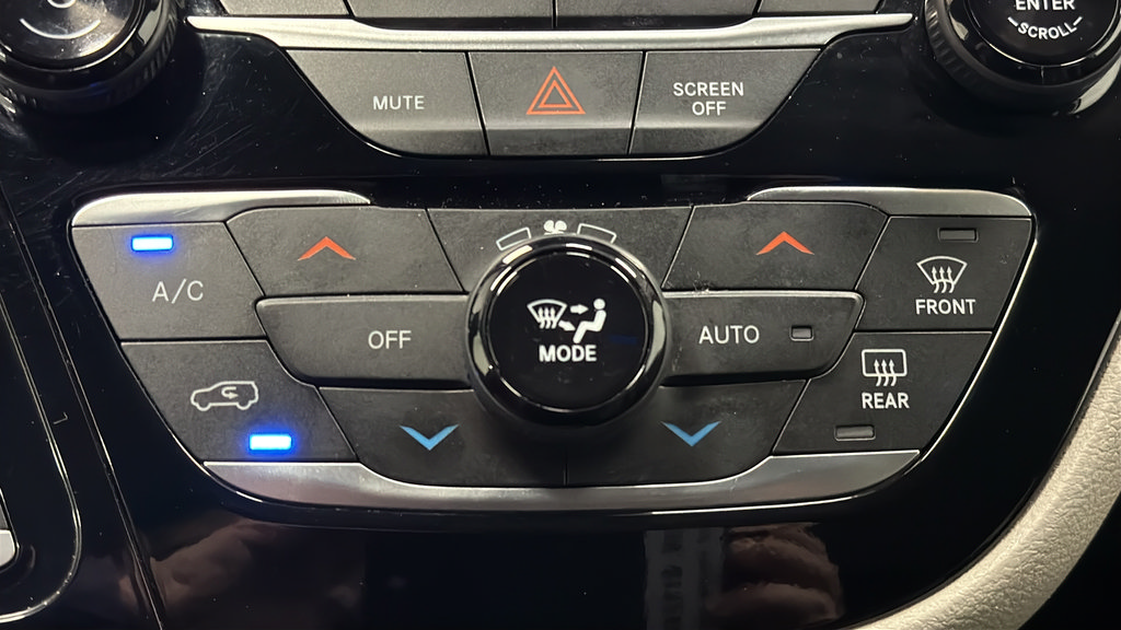 Used 2024 Chrysler Pacifica Touring-L FWD image 17