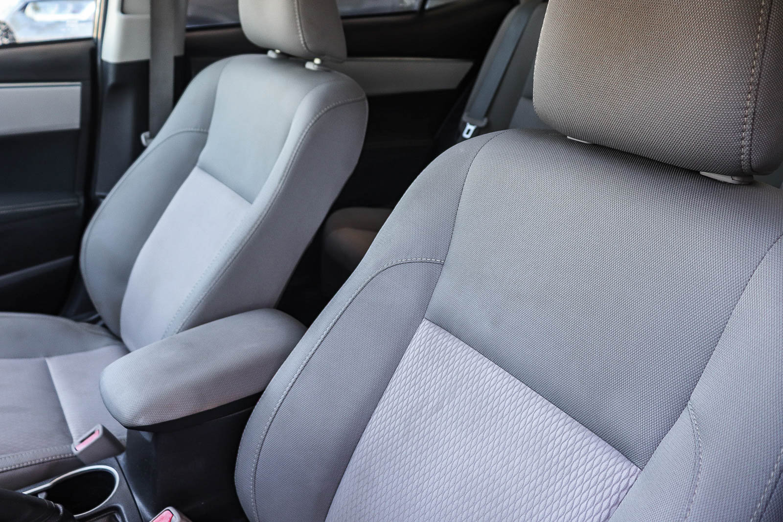 Used 2015 Toyota Corolla LE FWD image 29